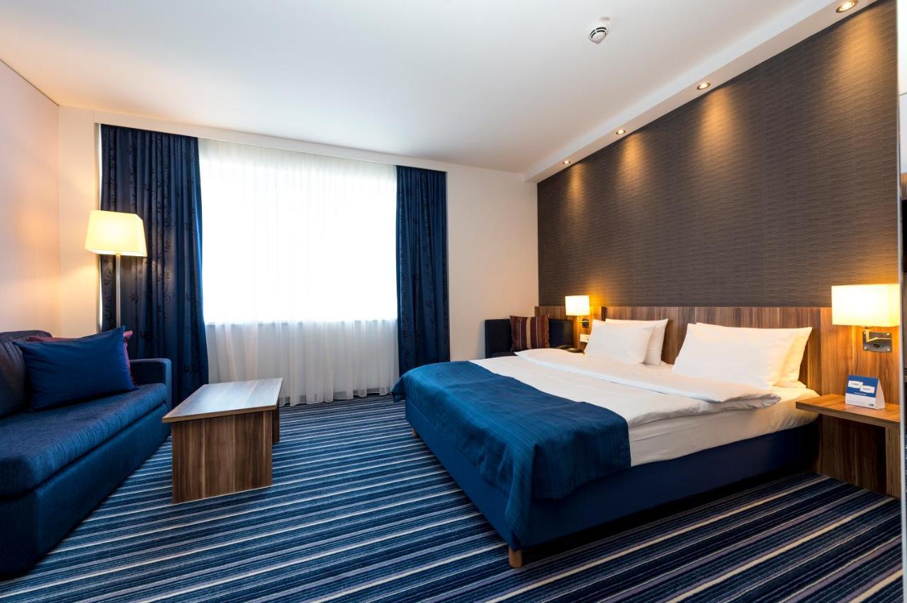 Holiday Inn Express Bremen Airport By Ihg Exterior foto