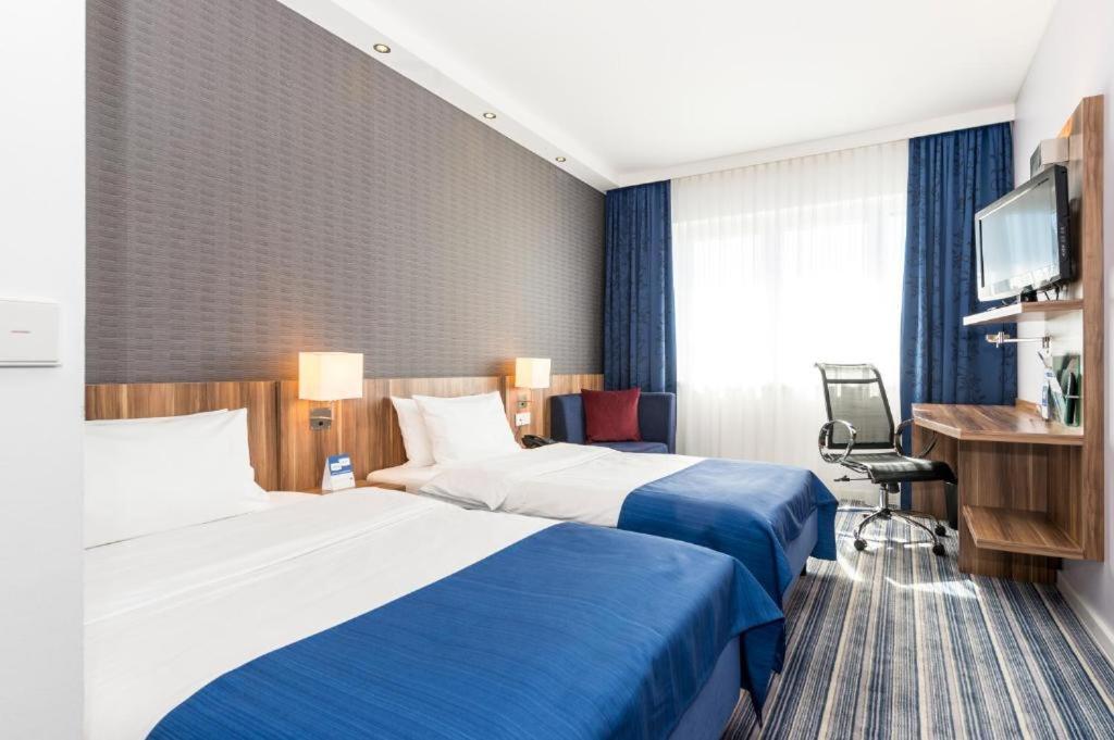 Holiday Inn Express Bremen Airport By Ihg Exterior foto