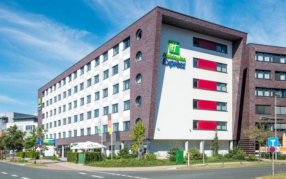 Holiday Inn Express Bremen Airport By Ihg Exterior foto