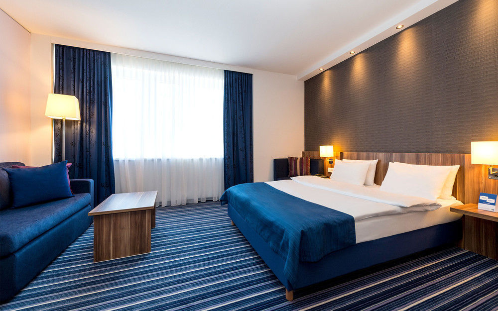 Holiday Inn Express Bremen Airport By Ihg Exterior foto